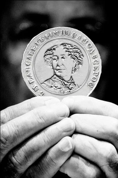 Sous quel nom connaît-on mieux l'auteur Aurore Dupin, baronne Dudevant ?