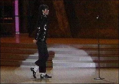 A quelle date Michael a-t-il dévoilé son premier moonwalk en public ?