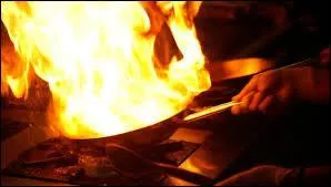 Quel liquide doit-on ajouter pour flamber un plat ?