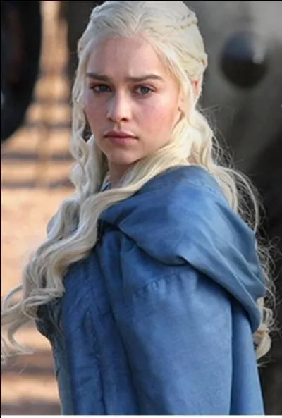 Quel est le nom qu'on donne aux personnes s'en prenant à Daenerys avec un masque d'or sur le visage ?