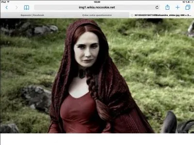 Quelle horreur fait Melissandre (la femme aux cheveux rouges accompagnant Stannis) dans un des derniers épisodes de la saison 5 ?