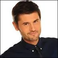 Qui est-ce et quelle émission présente-t-il ?