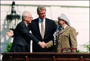 Tué par un extrémiste israélien en 1995, avec qui Yitzhak Rabin a-t-il signé les accords d'Oslo en 1993 ?