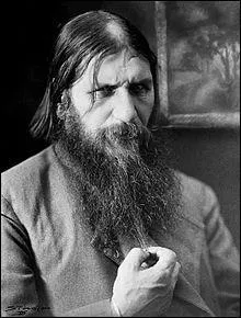 Plusieurs moyens ont été mis en uvre pour assassiner Raspoutine. Lequel n'a pas été utilisé pour le tuer ?