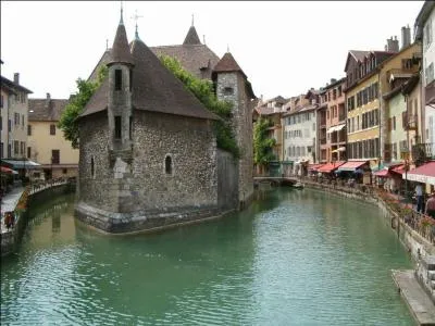 Le palais de l'Isle est le monument le plus emblématique de sa ville. Mais quelle est cette ville ?
