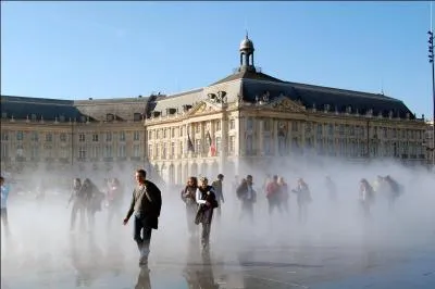 Ce miroir d'eau n'est pas n'importe lequel. Particulièrement utilisé en ces temps de canicule, c'est le miroir d'eau de...