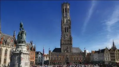 Cette tour qui surmonte l'hôtel de ville de Bruges, en Belgique, est un...