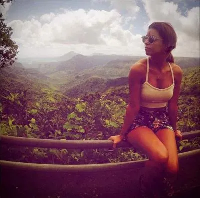 Où Tal se trouve-t-elle sur la photo ?