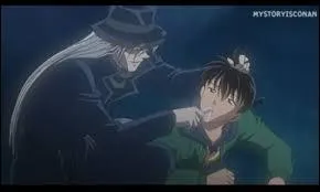 Qui est le membre qui assomme Shinichi par derrière lors du premier épisode ?