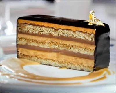 Bastille ou Garnier, ce gâteau s'en inspire et ce n'est pourtant pas Charles qui l'a créé, bien que revendiquée par Lenôtre, on doit son invention à Cyrille Gavillon. Entremets au chocolat et au café, sans oublier les trois couches de biscuits Joconde :