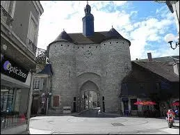 Je vous emmène à la découverte de Mehun-sur-Yèvre. Ville Berrichonne, elle se situe en région ...