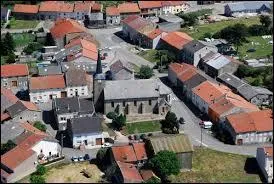 Nous survolons le village lorrain de Monneren. Nous sommes dans le ciel du département ...