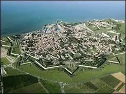 Ville fortifiée par Vauban, Saint-Martin-de-Ré se situe en région ...