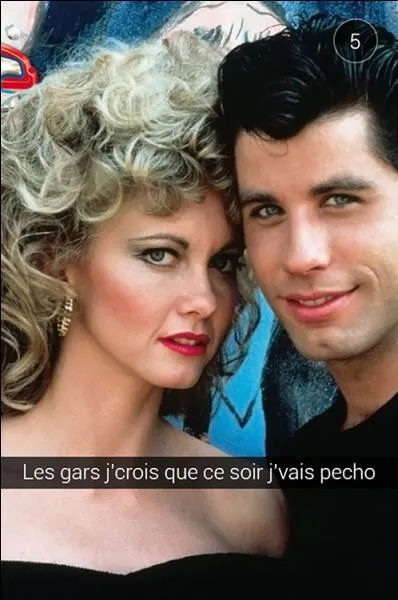 Qui est l'actrice se tenant à la droite de John Travolta ?