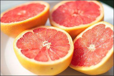 Nommés commercialement "agrumes", ces fruits proviennent d'espèces différentes du genre Citrus. Quel est le nom de celui que nous consommons couramment, fruit de "Citrus x paradisi" ? (En photo ! )