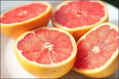 Nommés commercialement "agrumes", ces fruits proviennent d'espèces différentes du genre Citrus. Quel est le nom de celui que nous consommons couramment, fruit de "Citrus x paradisi" ? (En photo ! )