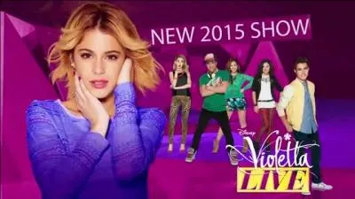 Le costume de Violetta est ____________ quand elle chante "en mi mundo".