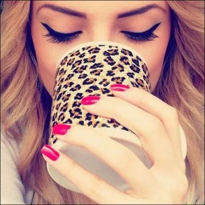 Tini ____________ l'école.