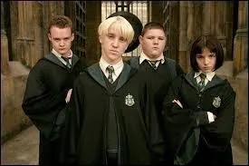 Comment Drago Malefoy découvre-t-il qu'Harry Potter l'espionne dans le train qui va à Poudlard ?