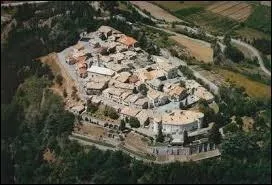 Village Haut-Alpin établi sur une colline, Ventavon se situe en région ...