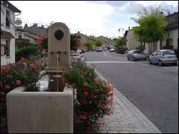Nous traversons Villey-Saint-Étienne. Village lorrain du Toulois, il se situe dans le département ...