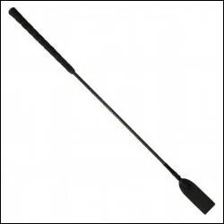 Si on est en main droite, de quel côté sera la cravache ?