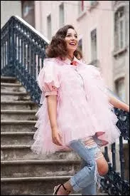 Dans quelle vidéo Horia montre-t-elle son majeur ?