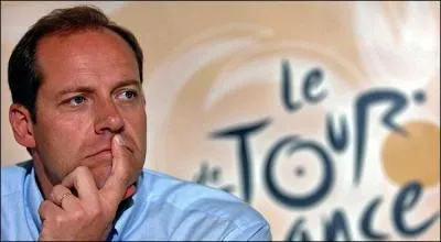 De quelle couleur est traditionnellement la voiture de directeur du Tour Christian Prudhomme ?
