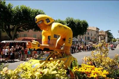 La caravane publicitaire est un défilé d'avant course qui fait pratiquement ....