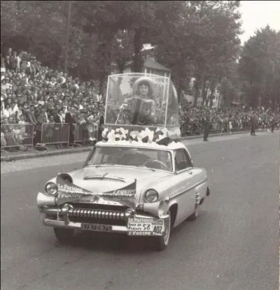 Dans les années 50, on pouvait voir dans la caravane publicitaire une artiste accordéoniste jouant en direct sur le toit d'une voiture ; de qui s'agissait-il ?