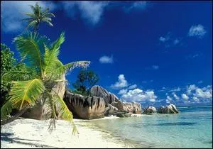 Envie d'ailleurs ? Et pourquoi pas les Seychelles et ses plages de sable blanc... dans l'océan...