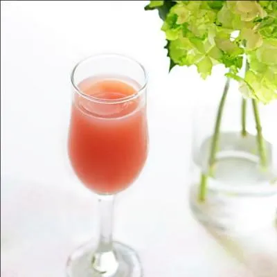 Envie d'une boisson fraîche à l'apéritif ? Je rajoute un peu de grenadine dans votre pastis pour vous servir :