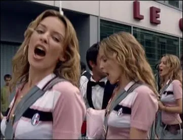 Vous souvenez-vous de ce clip où la chanteuse se dédouble en se promenant dans les rues de Paris... Qui chantait "Come into my world" en 2002 ?