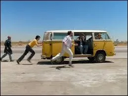 Dans quel road movie une famille haute en couleur doit-elle pousser son van Volkswagen pour le faire démarrer ?