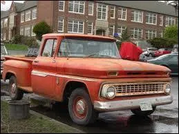 Qui reçoit un pick up Chevrolet rouge délavé pour son anniversaire ?