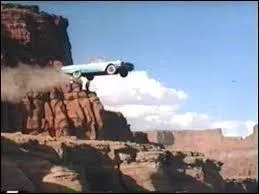 Qui fait le grand saut au volant d'une Ford Thunderbird dans cette scène finale devenue culte ?