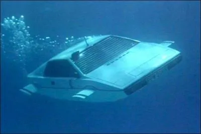 Dans quel film le plus célèbre des agents secrets est-il aux commandes d'une Lotus Esprit amphibie ?