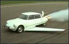 Encore plus fort ! Dans quel film voit-on une Citroën DS volante, à réaction ?