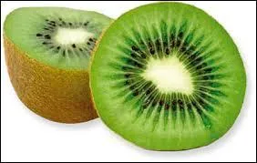Après avoir découpé le kiwi, comment fait-on pour enlever sa peau ?