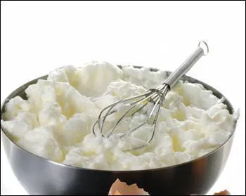 Que faut-il rajouter à vos oeufs à la neige pour les empêcher de retomber ?