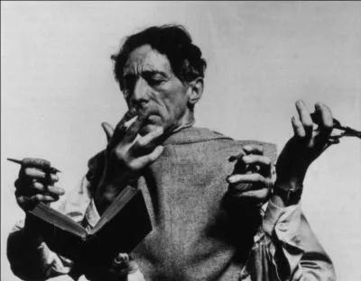 De quoi Jean Cocteau ornait-il sa signature ?