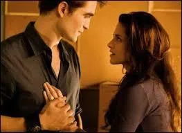 Révélation 1 : Pourquoi Edward décide-t-il de rentrer avant la fin de sa lune de miel avec Bella ?