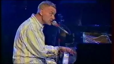 La chanson "Un homme heureux" a valu à ce chanteur français né le 9 juillet 1946, le trophée de la chanson de l'année lors des Victoires de la musique en 1992. (Clip)