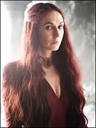 La prêtresse rouge, Mélissandre d'Asshaï, voue un culte...