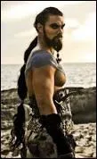 Quel était le nom de la sorcière brûlée vive à l'enterrement de Khal Drogo ?