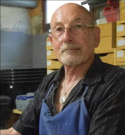 Nous nous sommes intéressés à Michel Richard, représentant d'un artisanat en voie de disparition à Châtellerault. Quel est son domaine ?