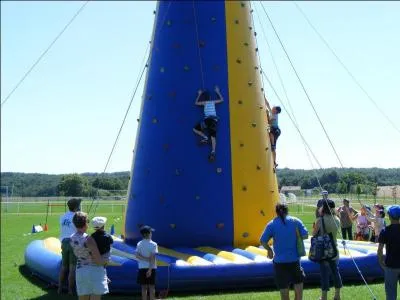 Dans quelle commune la Caravane des sports débutera-t-elle son périple dans le département ?