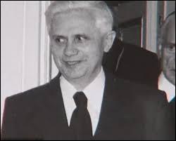 Joseph Ratzinger est le vrai nom du pape Benoît XVI.