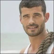 Voici un homme de 24 ans qui habite en Pyrénées-Atlantique (64) ; c'est bien évidemment...