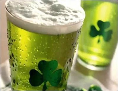 Le jour de la St Patrick, en Irlande, les gens peuvent boire de la "bière verte", qui se traduit part...